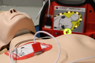 Utilisation du d&eacute;fibrillateur DSA DEA Sabrina FOUCAUD FORMA PREV SST